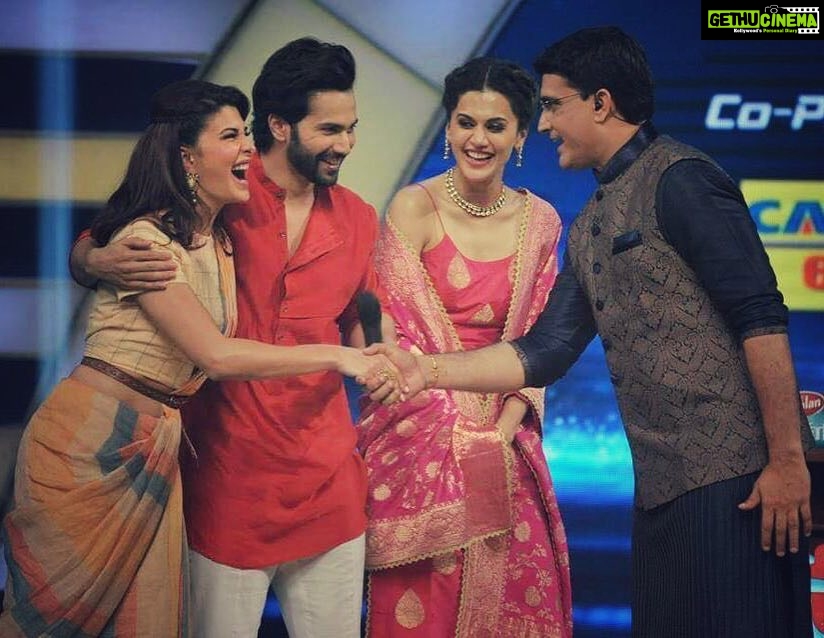 Jacqueline Fernandez Instagram - What an honour it was to meet you, the real 'dada' ⭐️❤️ he totally rocked #oonchihaibuilding on stage with us!! #sauravganguly #judwaa2 #kolkata