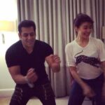 Jacqueline Fernandez Instagram – Tan Tanna Tan with the original Judwaa @beingsalmankhan just for you @varundvn 😘😘 time for #judwaa2 now!! #mumbaibound