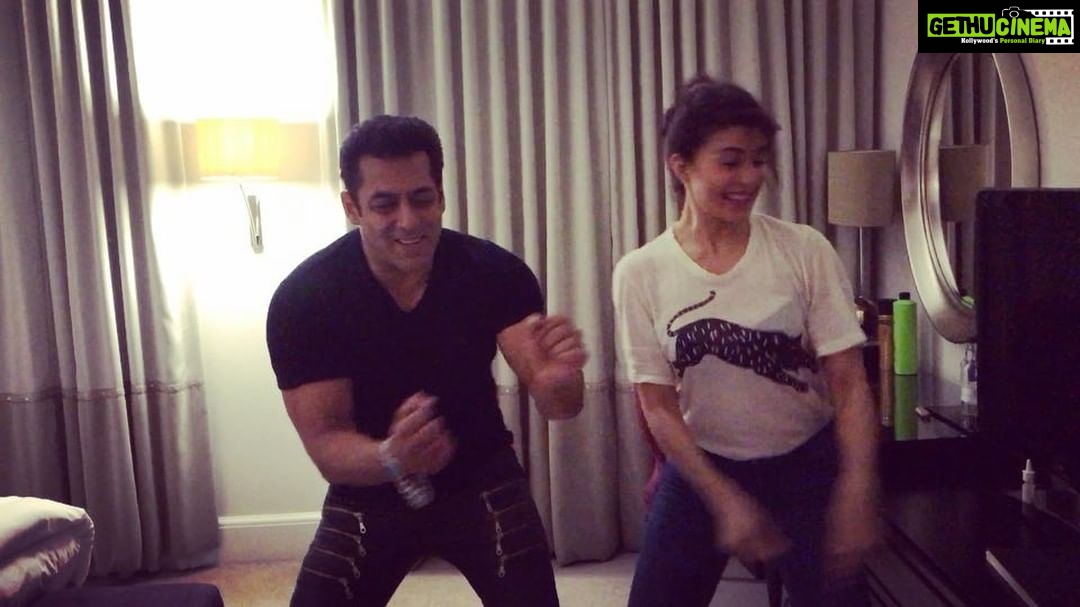 Jacqueline Fernandez Instagram - Tan Tanna Tan with the original Judwaa @beingsalmankhan just for you @varundvn 😘😘 time for #judwaa2 now!! #mumbaibound