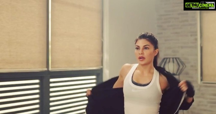 Jacqueline Fernandez Instagram - #showtime @floydmayweather @thenotoriousmma who you rooting for?? @rawpressery 🖤🖤