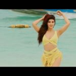 Jacqueline Fernandez Instagram - Double trouble!! #Judwaa2 👯 trailer out now. Catch the whole video - link in my bio 👆🏼