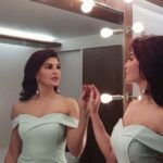 Jacqueline Fernandez Instagram - Mirror mirror on the wall, I will get up after I fall.. Whether I run, walk or crawl, I will set my goals and achieve them all! 🌈