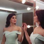 Jacqueline Fernandez Instagram – Mirror mirror on the wall, I will get up after I fall.. Whether I run, walk or crawl, I will set my goals and achieve them all! 🌈