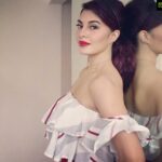 Jacqueline Fernandez Instagram - Traffic-stopping red kinda day 💋 @shaanmu Catch me live on Twitter from the #BlueRoom in a few minutes!!