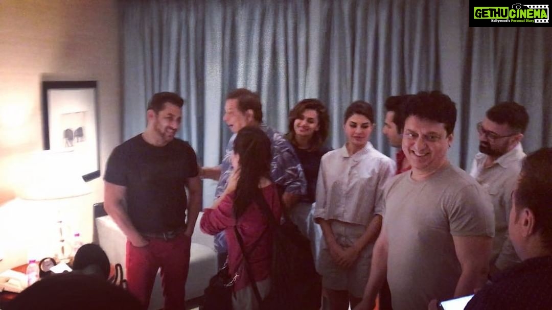 Jacqueline Fernandez Instagram - A picture may say a thousand words but I wouldn't be able to upload enough to describe today! Around my favourite people who've been with me and supported me in my Bollywood journey since day 1! @beingsalmankhan @nadiadwalagrandson #daviddhawan @varundvn @kamera002 @taapsee thanks for being an awesome co star to work with!! @beingsalmankhan thanks for making our film so much more special today!!! Will always cherish these #judwaa2 memories π