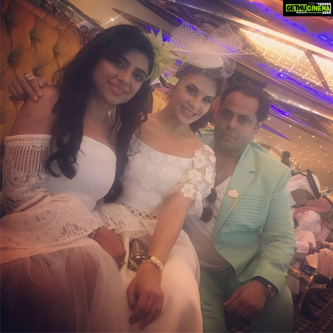 Jacqueline Fernandez Instagram - Had the most amazing time at my first ever #dubaiworldcup with my besties @oudaysingh @shirinmorani you guys made it possible 😘😘 congrats to #arrogate for the most amazing win!! Such a beauty 🐎❤️️ #inlovewithhim oh and thanks @sultankhoory for letting me know I'm on TV in marrakesh!! You missed it! 😜 #magicalday The Meydan Hotel