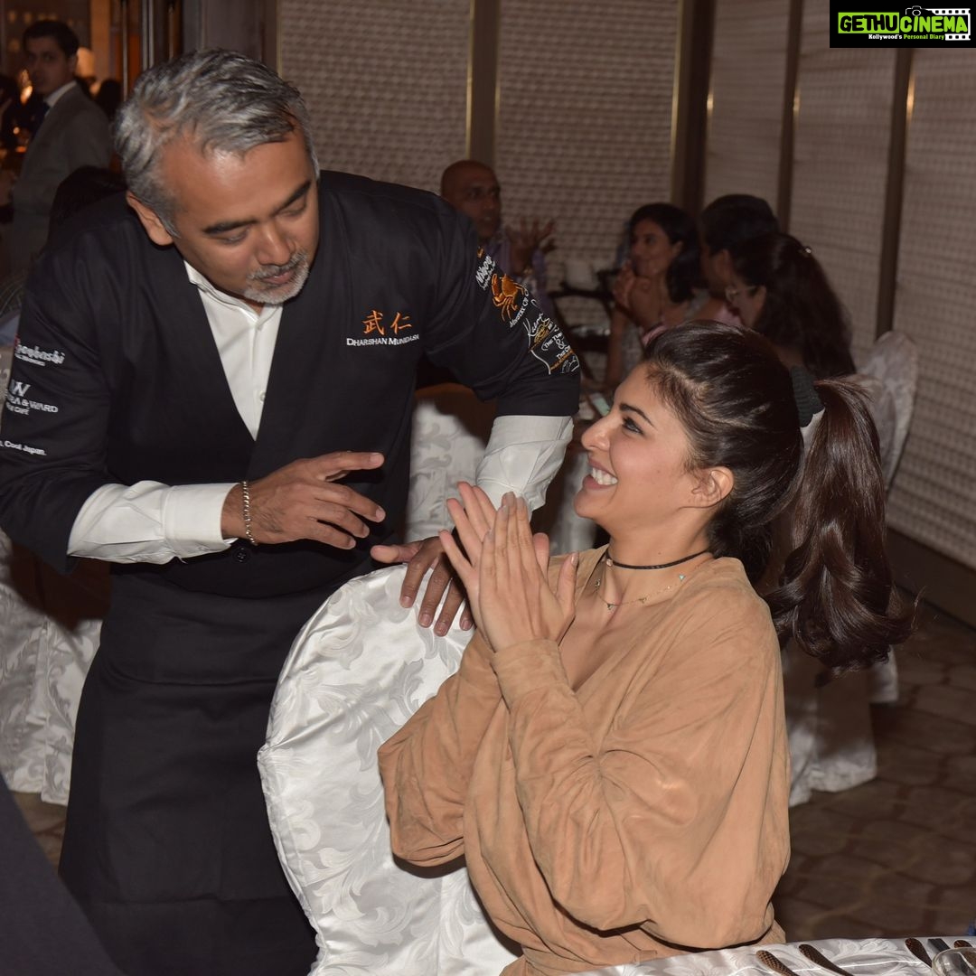 Jacqueline Fernandez Instagram - Me when my partner and award winning chef @dharshanmunidasa is in town!!! Was really craving yummy Sri Lankan food so thanks for coming to the rescue πππ #kaemasutra #ministryofcrab #nihonbashi #srilankaπ±π° #srilankanfoodie #worldgourmetfestival @bollywoodbaba Four Seasons Hotel Mumbai