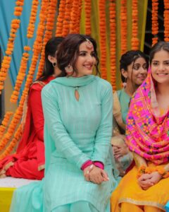 Jasmin Bhasin Instagram - Thank you sooooooo much for your love ❤️ 
#gratitude #tenuyaadkaraan 

: @gurnazar_chattha @aseeskaurmusic @jasminbhasin2608 @groovsterofficial @gurinderrbawa @whitehillmusic @eyp_digital @gunbir_whitehill @manmordsidhu
@eyp_studios 
📸 @mr.jphotography_