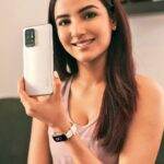 Jasmin Bhasin Instagram – A phone that has a little something to highlight every moment that you want to capture. Day or night! 

With @oppomobileindia ‘s latest #OPPOF19Pro+5G with
Al Highlight Portrait Video in the #OPPOF19Pro+5G is a must-buy! 

#FlauntYourNights with #OPPOF19ProSeries & #ActivateYourHealth with #OPPOBand