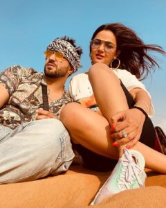 Jasmin Bhasin Instagram - 👫🏝

#captionthis