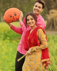 Jasmin Bhasin Instagram - Coming up next 😍😍😍

Can’t wait @gurnazar_chattha @gurinderrbawa @aseeskaurmusic @whitehillmusic 

📸📸 @kevinthakurr