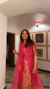 Jasmin Bhasin Instagram - Ab #Udaariyaan aur kuch khaas #SapnoKiUdaan ko bacche hai bas kuch pal! @badboyshah @colorstv

Styled by @natashaabothra 
Assisted by @_alishamistry_
Outfit: @labelkanupriya 
Accessories: @aisshprajewels