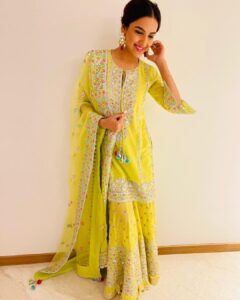 Jasmin Bhasin Instagram - Feeling all sorts of beautiful 🌸

Outfit : @gopivaiddesigns 
Jewellery : @muskaan_designer_jewellery 

#JB #JasminBhasin