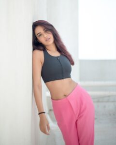 Jasmin Bhasin Instagram - Bubblegum Princess 🌸👸🏻 

📸: @rishabdahiya 

#JB #JasminBhasin