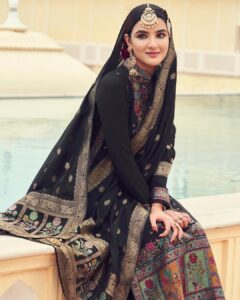 Jasmin Bhasin Instagram - Caption aap dedo 🥰

Shot by @makeparmar