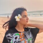 Jasmin Bhasin Instagram – To me , flowers are happiness 🌼
Guess which flower is this ? 

#JB #JasminBhasin #Blooming