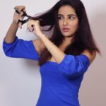 Jasmin Bhasin Instagram – Winters and dry hair do not go well together for me. 
As much I love my hair, chopping it off seems to be on my mind lately :( If only there was something that could help me break-up with my dry winter hair, so that I don’t have to cut it. Do you guys have any advice on how I can prevent winter hair dryness?
#BreakupWithDryHair