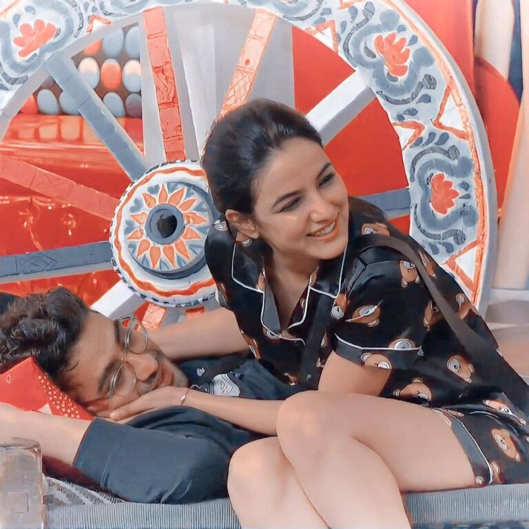 Jasmin Bhasin Instagram - Our hearts broke last night 💔😢 Comment below if you want #JASLY reunited in the #BBHouse 👇🏻 #TeamJasmin #JBinBB14 Watch the #BB14 episodes on @colorstv every day and before TV on @vootselect 📺 #BB14 #JBinBB #AbScenePaltega #BiggBoss14 #BiggBoss #BiggBoss2020 #Colors #JasminBhasin #BBlikeABoss