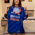 Jasmin Bhasin Instagram - Watching a match in ordinary clothes? Nahhh Watching a match in a jersey? Yeahhhhh Grab the #BillionCheersJersey from @mplsports and ready ho jao apna game dikhane! #showyourgame