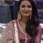 Jasmin Bhasin Instagram - तेरी आँखों की नमकीन मस्तियाँ, तेरी हंसी की बेपरवाह गुस्ताखिया 💖 #TeamJasmin #JBinBB14 Outfit: @maayera_jaipur Earring: @daakghar.in Juttis: @urbanswayofficial Bangles - @sonisapphire Nails: @diya.nailart.loom Stylist: @ankiitaapatel Asst: @nehasarkar04 Watch the #BB14 episodes on @colorstv every day and before TV on @vootselect 📺 #BB14 #JBinBB #AbScenePaltega #BiggBoss14 #BiggBoss #BiggBoss2020 #Colors #JasminBhasin #BBlikeABoss @beingsalmankhan