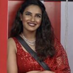 Jasmin Bhasin Instagram - A red saree, a bit of sparkle and your beautiful smile 😍♥️🥰 #TeamJasmin #JBinBB14 Saree: @labeld jewellery: @sonisapphire Stylist: @ankiitaapatel Asst by: @nehasarkar04 Watch the #BB14 episodes on @colorstv every day and before TV on @vootselect 📺 #BB14 #JBinBB #AbScenePaltega #BiggBoss14 #BiggBoss #BiggBoss2020 #Colors #JasminBhasin #BBlikeABoss @beingsalmankhan