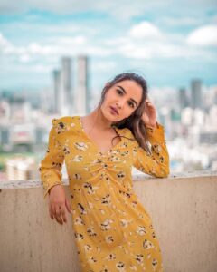 Jasmin Bhasin Instagram - Watcha lookin’ at?! 👀 Swipe for a surprise 👈🏻☺️🤍 #TeamJasmin 📸 @rishabdahiya #JBinBB14 #BB14 #JBinBB #AbScenePaltega #BiggBoss14 #BiggBoss #BiggBoss2020 #Colors #JasminBhasin #BBlikeABoss