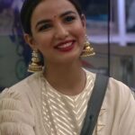 Jasmin Bhasin Instagram - Jasmin’s #DesiLook is stealing our hearts 🤩♥️ Outfit: @pooja_shroff_official Earrings: @_alankaara_ Ring: @sonisapphire Styled: @aniitaapatel Asst by: @nehasarkar04 Watch the #BB14 episodes on @colorstv every day and before TV on @vootselect 📺 #BB14 #JBinBB #AbScenePaltega #BiggBoss14 #BiggBoss #BiggBoss2020 #Colors #JasminBhasin #BBlikeABoss @beingsalmankhan