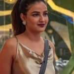 Jasmin Bhasin Instagram - Keepin’ it REAL 🤙🏻 It’s a fresh new week today!! ✨ Are you watching? 🤔 Tune in on @colorstv & @vootselect now!! #TeamJasmin #JBinBB14 Outfit - @a.la.modebyakanksha Jewellery - @houseofdoro Styled by - @ankiitaapatel Asst by - @nehasarkar04 #BB14 #JBinBB #AbScenePaltega #BiggBoss14 #BiggBoss #BiggBoss2020 #Colors #JasminBhasin #BBlikeABoss @beingsalmankhan