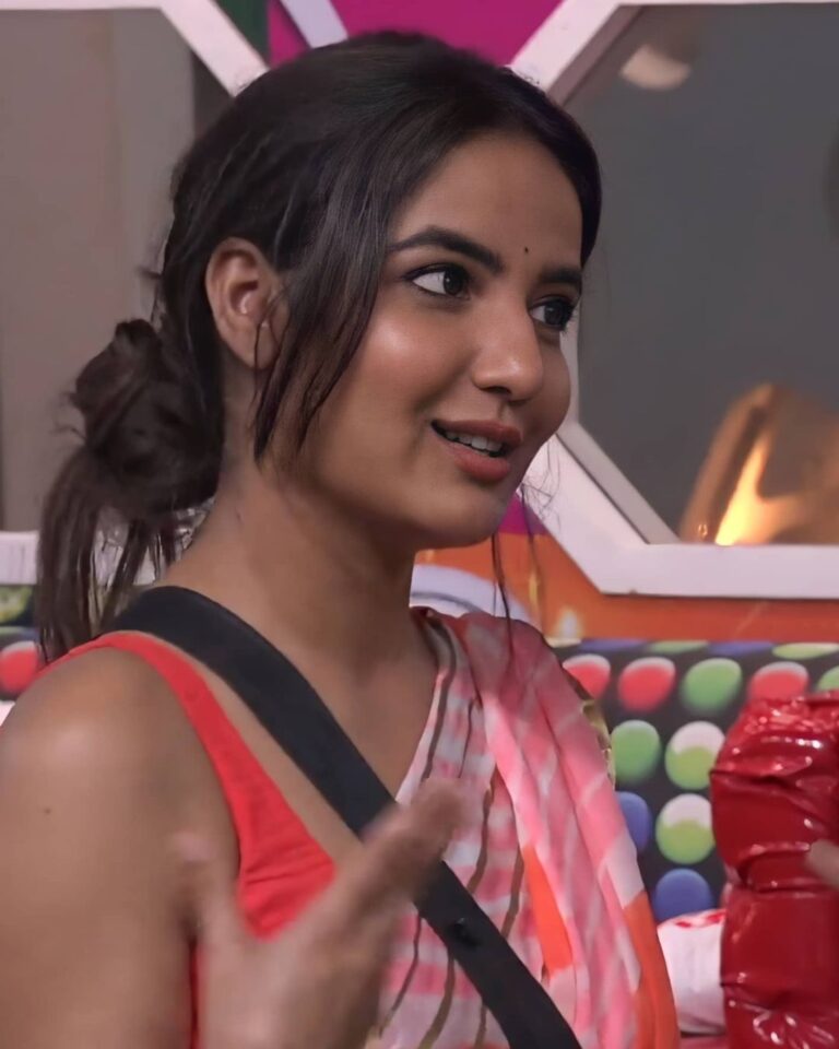 Jasmin Bhasin Instagram - It’s all in the eyes 👀 #JBinBB14 #TeamJasmin Watch the #BB14 episodes on @colorstv every day and before TV on @vootselect 📺 #BB14 #JBinBB #AbScenePaltega #BiggBoss14 #BiggBoss #BiggBoss2020 #Colors #JasminBhasin #BBlikeABoss @beingsalmankhan