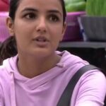Jasmin Bhasin Instagram - We bet Jasmin didn’t think she’d have to choose between the two 🥺 The choice has been made! #FoodOverEverything #JBinBB14 #TeamJasmin Watch the #BB14 episodes on @colorstv every day and before TV on @vootselect 📺 #BB14 #JBinBB #AbScenePaltega #BiggBoss14 #BiggBoss #BiggBoss2020 #Colors #JasminBhasin #BBlikeABoss @beingsalmankhan @gauaharkhan @realhinakhan @realsidharthshukla @shehzaddeol @ashukla09 @eijazkhan