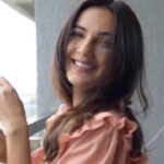 Jasmin Bhasin Instagram - #FunFactAboutMe When I was a kid, my mom always made sure that I oiled my hair before washing them. ALWAYS! And until today, I religiously follow this. I personally feel that changing shampoos, taking spas and treatments can only help your hair issues temporarily. But if you need a permanent solution to your hair problems, you need to give them the right care and say NO to shortcuts. And the only way you can actually nourish your hair from within is through oiling. Lately, The Natural Hair Strengthening Oil by @themomsco has become my go-to hair oil. No kidding guys, If I could only choose one product for my hair care, it would be this. It has Amla, Bhringraj and Coffee oil that works like a charm. It took me 6-7 oiling sessions, but I can tell you, the difference in my hair quality and strength has been real 💯 Give it a try and see for yourself! ;) #TripleNourishmentTripleStrength #haircare #haircaretips #hairstrength #naturalcare