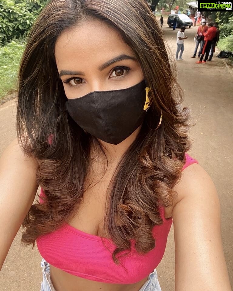 Jasmin Bhasin Instagram - Alexa, skip to 2021 please! 😷 Until then #MaskOn