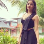 Jasmin Bhasin Instagram - Styled by @__snehasharma___ Outfit by @jadorebyparul Jewellery by @zeeyajewellery For Funhit mein jaari @sabtv @h3_entertainment