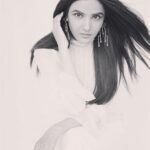 Jasmin Bhasin Instagram - नाराज़ नहीं हूँ किसी से भी , बस कुछ ख़ास लोग थे जो अब आम हो गए है मेरी नज़रों में!