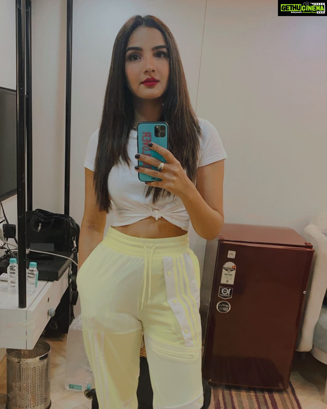 Jasmin Bhasin Instagram - I accept the Pinjara Challenge ‘Beautiful Inside Out’. I further nominate @meera.deosthale @trasyarchana @afreen_makeupartist to do the Pinjara challenge. @colorstv @Viacom18stories #Pinjara