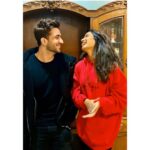 Jasmin Bhasin Instagram – Tere jaisa yaar kahan,kahan aisa yarana…yaad karegi duniya tera mera afsana …
Annoying but most precious ♥️ Happy birthday @alygoni 
May god bless you with all the happiness and all your dreams come true🤗 Nehamrit Farms