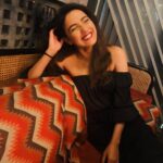 Jasmin Bhasin Instagram – Muskurana khud se seekhna padta hai, kyu ki rona to log sikha hi dete hai!!