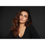 Jasmin Bhasin Instagram – Sorry I can’t hear you over the volume of my hair😉

Shot by @rahuljhangiani 
Hair and makeup by @loveleen_makeupandhair