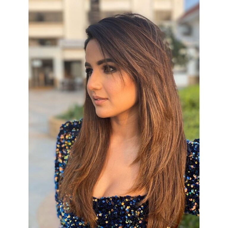 Jasmin Bhasin Instagram - At the press conference for Naagin, Bhagya ka zehreela khel. Don’t forget to watch only on @colorstv from 14th December @ 8pm , every Saturday and Sunday. Makeup & hair by @makeupbymahekkbhutt