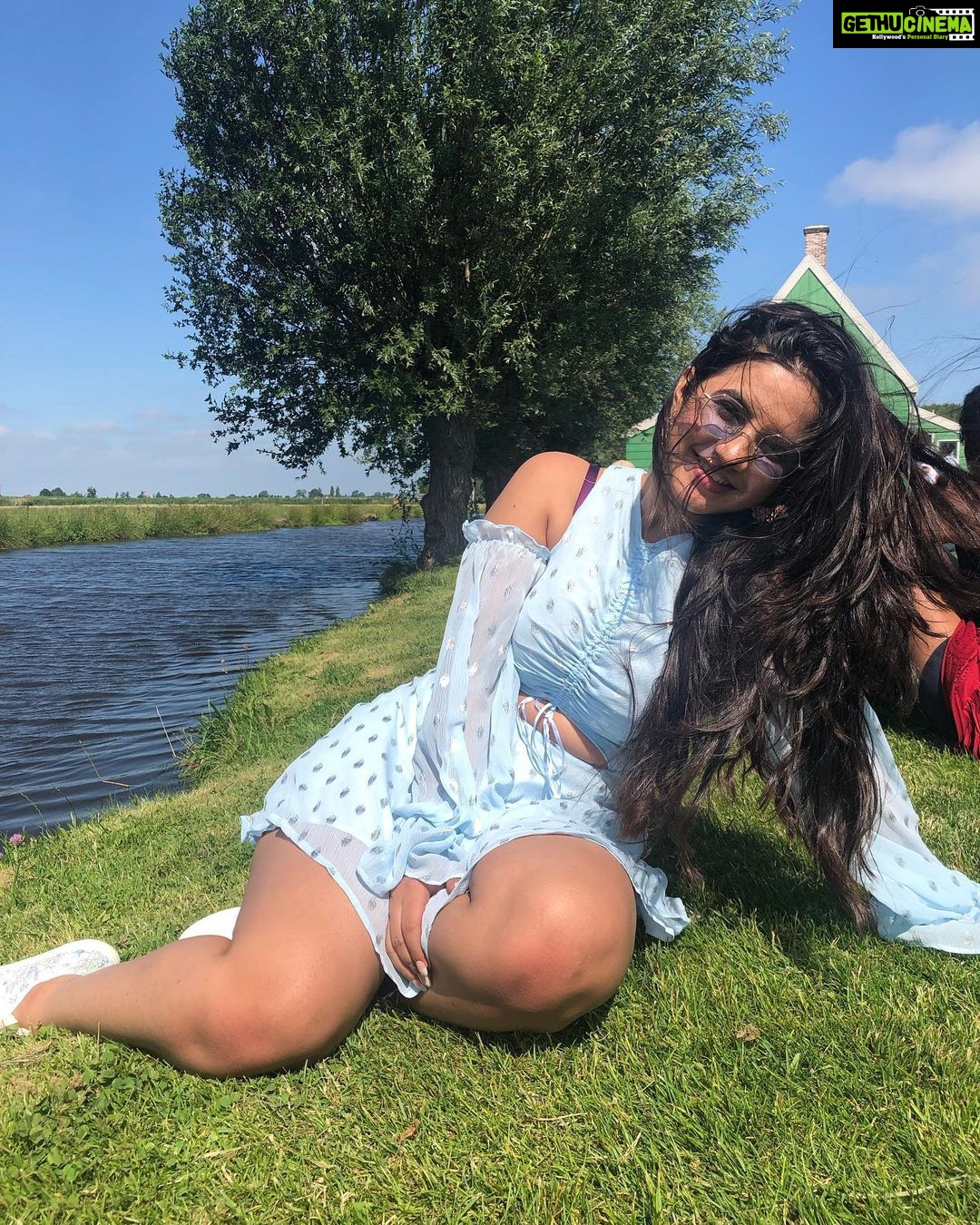 Jasmin Bhasin Instagram - Happy birthday Meri sundar @meera.deosthale I love you a lot, I respect you for the maturity that you have for you age but still that child like innocence and ability to make everything fun. I see myself in you sometimes.I wish you grow a lot in life and all your dreams come true. My strong girl 😘😘 Zaanse Schans - Amsterdam, Holland