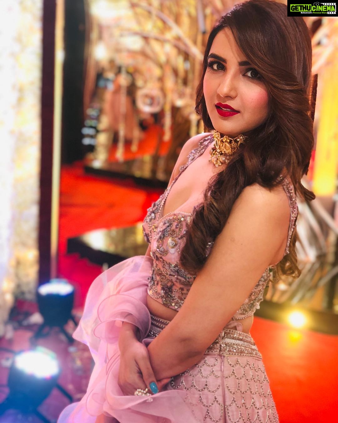 Jasmin Bhasin Instagram - Stressed Coffee obsessed but We'll dressed😍 Ready to host Zee Rishtey awards, red carpet special in a beautiful @snehaparekhdesigns outfit, @aquamarine_jewellery choker necklace, styled by my favorite always @ankiitaapatel. Makeup and hair by super talented @afreen_makeupartist ❤️ #zra #worklove #bestteam