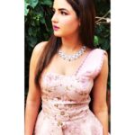 Jasmin Bhasin Instagram - In a world full of trends, I want to remain classic💞💞 All decked up for #zeerishteyawards2018 sangeet night in a classic peach @kalkifashion outfit, accessorized in @the_jewel_gallery emeralds and diamonds, styled by @stylebysugandhasood and makeup by my darling @afreen_makeupartist