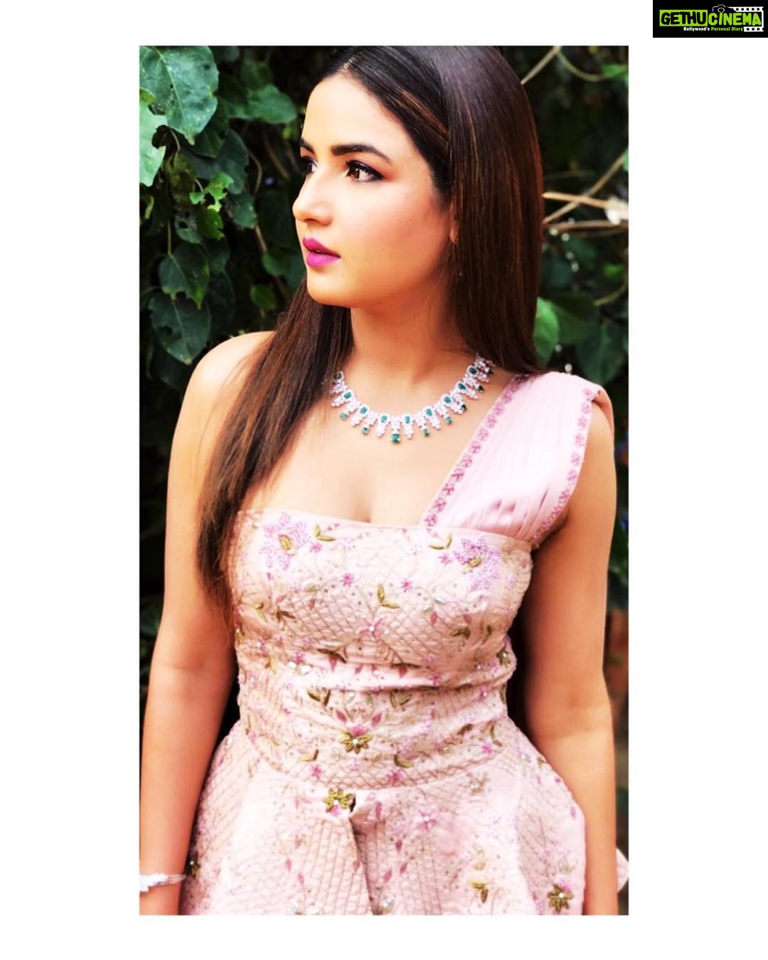 Jasmin Bhasin Instagram - In a world full of trends, I want to remain classic💞💞 All decked up for #zeerishteyawards2018 sangeet night in a classic peach @kalkifashion outfit, accessorized in @the_jewel_gallery emeralds and diamonds, styled by @stylebysugandhasood and makeup by my darling @afreen_makeupartist