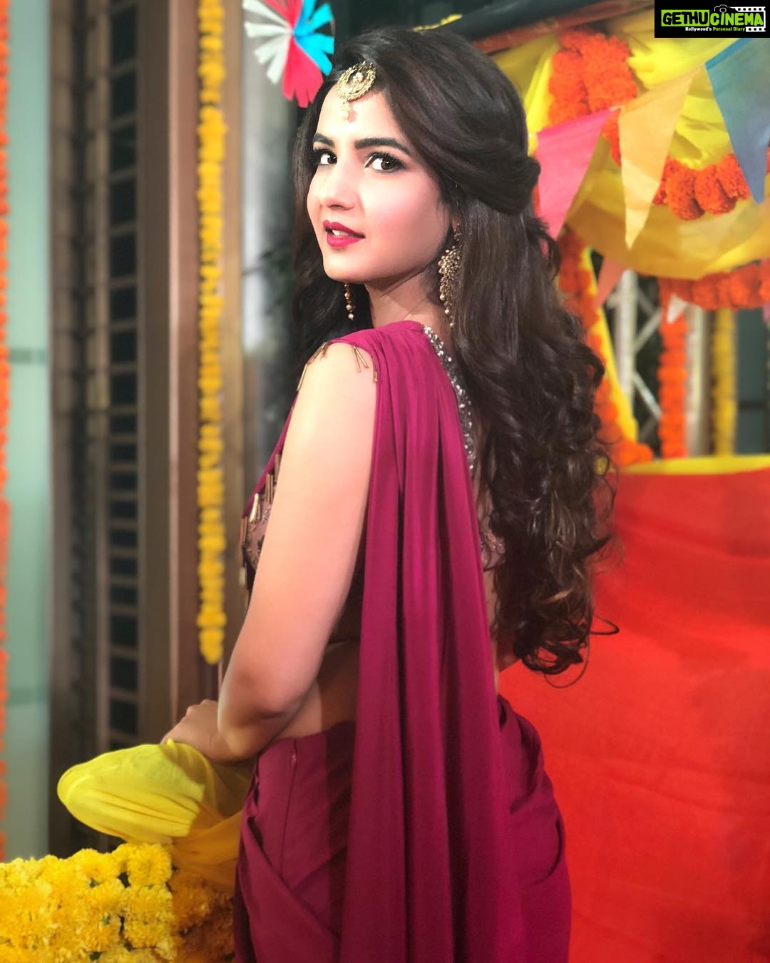 Jasmin Bhasin Instagram - Dressed to host the evening for Zee rishtey awards -nominations special. Totally loved the feels ❤️ Thank you so much @stylebysugandhasood for putting the look together at such an end moment and @afreen_makeupartist for making me look and feel pretty 😘 Special thanks to my @zeetv family for always showering so much love on me❤️ Outfit @kazmi_india Accessories @the_jewel_gallery Assisted by @lekha.rakhe