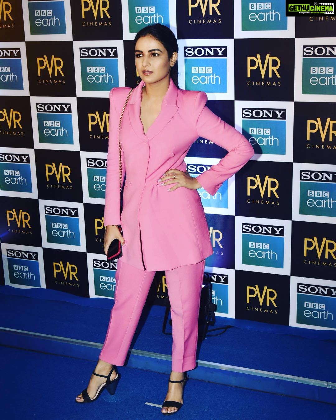 Jasmin Bhasin Instagram - Absolutely loved being a part of the blue carpet hosted by @sonybbcearth last night. Blue earth 2 is a wonderful documentary that explores the beauty and diversity of our world. Sir David Attenborough and Hans Zimmer create absolute magic together, immersing us in a surreal trip around the globe while reminding us that our earth is, just as fragile as it is, beautiful. #blueplanet2atpvr