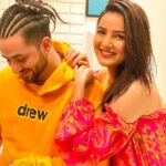 Jasmin Bhasin Instagram - #2phone coming out in two days!!!!! I am sure all you girls will relate to the track 😜 @alygoni @nehakakkar @desimusicfactory @anshul300 @raghav.sharma.14661