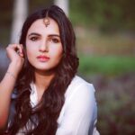 Jasmin Bhasin Instagram – She is at a place in her life where peace is her priority and negativity cannot exist 🦋 
#tuesdaymotivation #powerofpositivity