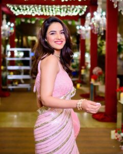 Jasmin Bhasin Instagram - Eid Mubarak 🌙

All dolled up for #dishulkishaadi 

Styled by @ankiitaapatel 
Saree by @soshaibysofi 
Neck piece and Kada @curiocottagejewelry 
Clutch @ru.saru