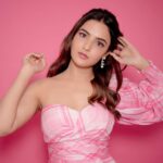 Jasmin Bhasin Instagram - Anyone up for some Vanilla strawberry 🍓 Makeup by @rehmanshiledar Hair by @vids5_world Styled by @ankiitaapatel Outfit @nikhitatandon Shot by cutest and sweetest @rishabhkphotography