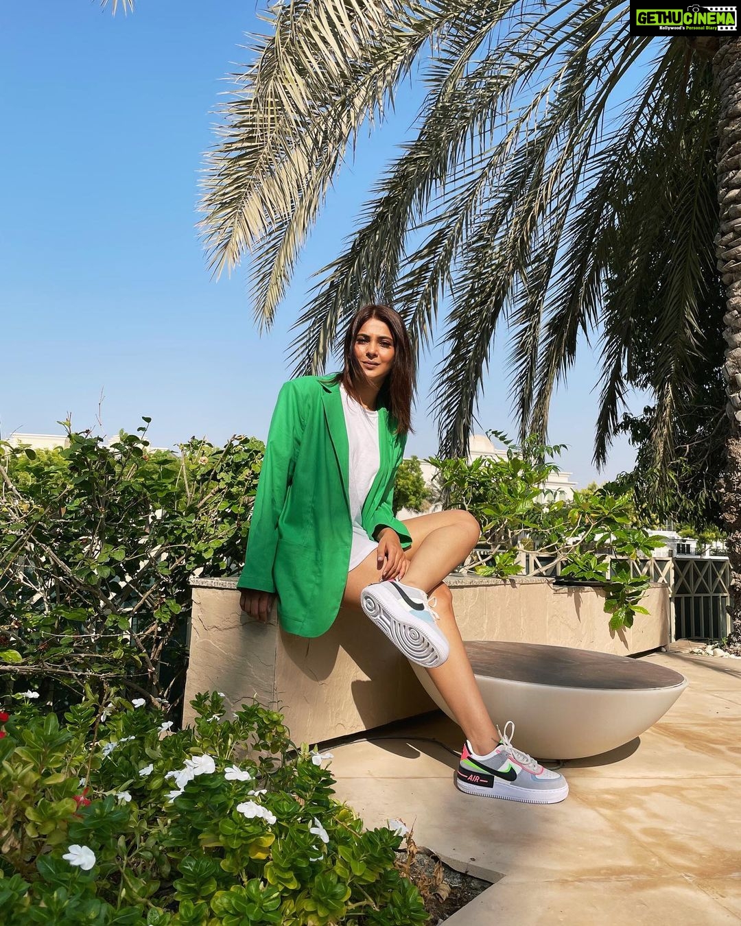 Jennifer Winget Instagram - Here’s your cue. I’m your green light. Go get moving! It’s Monday again. 💚